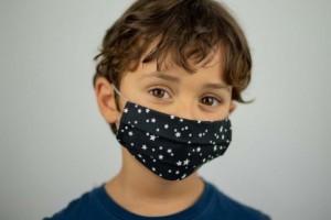 Mascarilla  infantil, acabado Viroblock®, 03 ESTRELLITAS estampado blanco y gomas gris