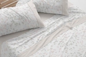 Juego de sábanas color greige diseño floral 548