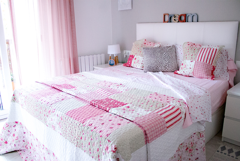 Cómo decorar una cama: cojines y mantas