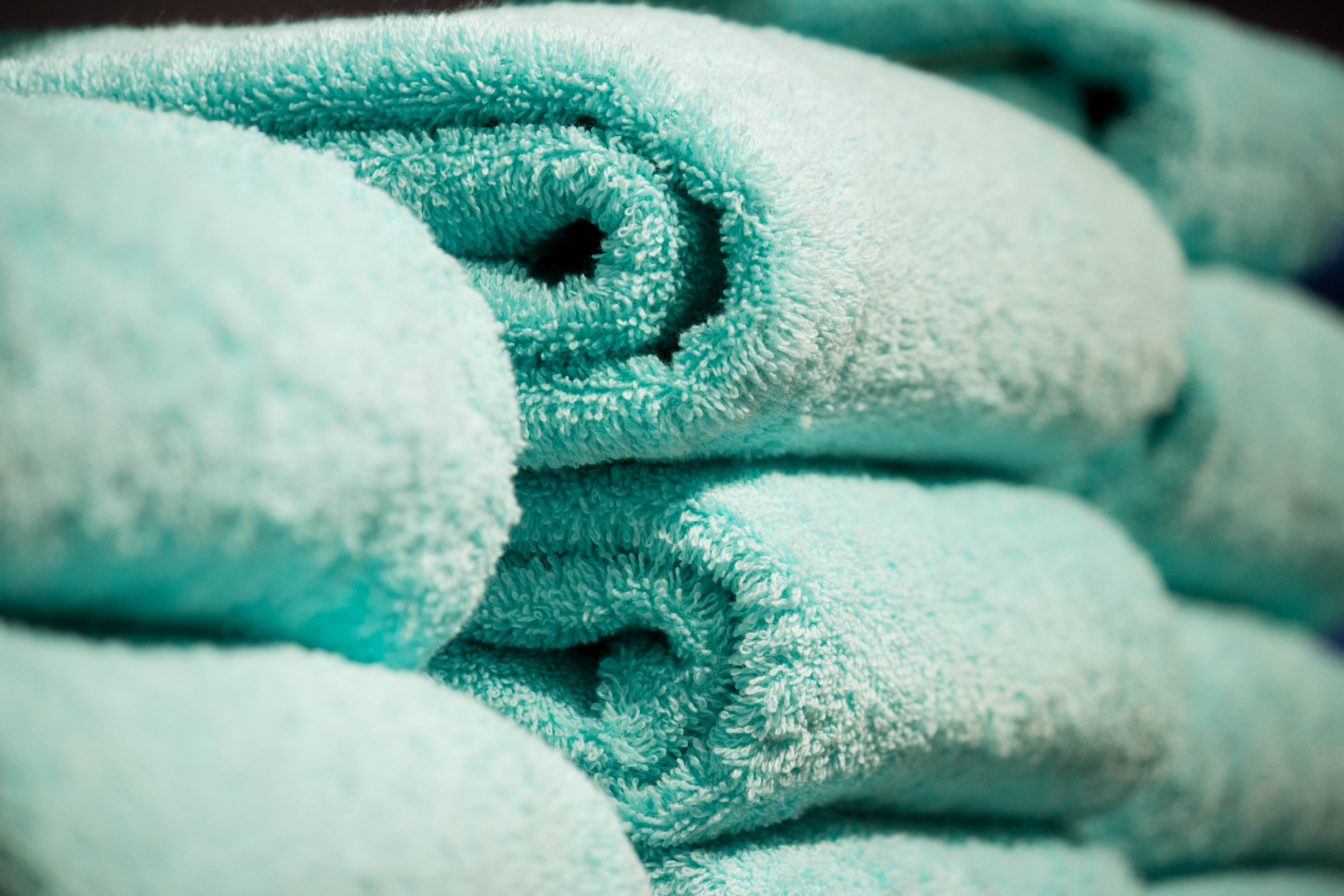 Trucos para eliminar el olor a humedad de las toallas de