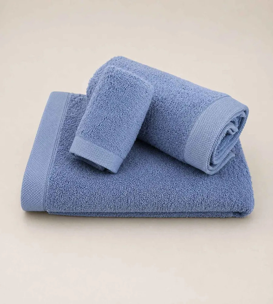 Un juego de toallas de baño de color azul de Burrito Blanco
